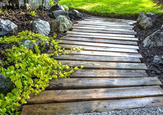 DIY Pallet Garden Path